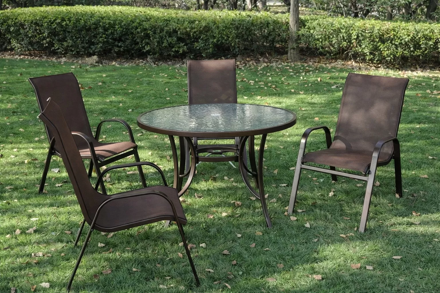 Mesa para Piscina Summer - Alumínio Marrom, com Tampo de Vidro Jateado | ø 105 cm * Mesa Redonda